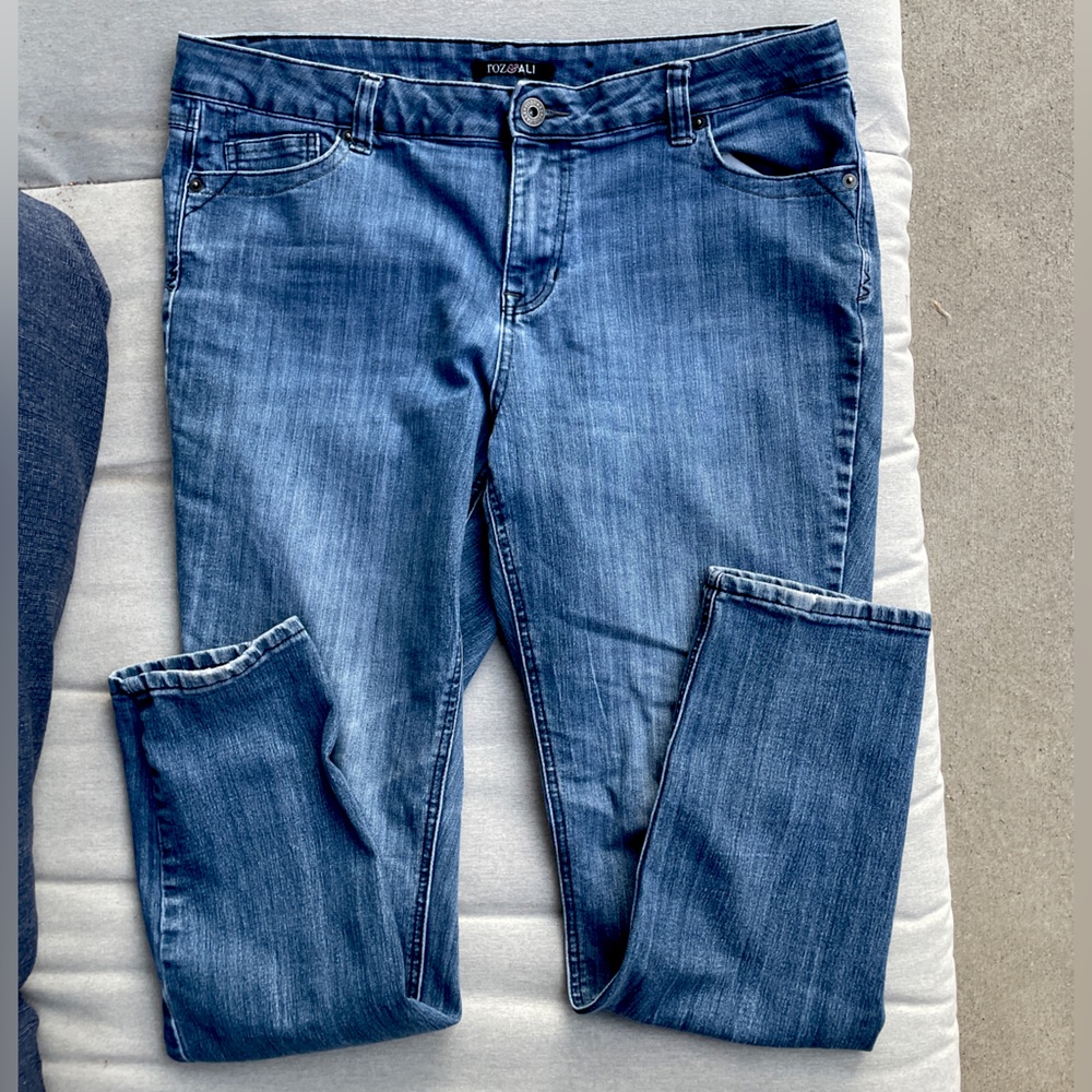 Roz & Ali Blue Women Jeans Size 16 comfy